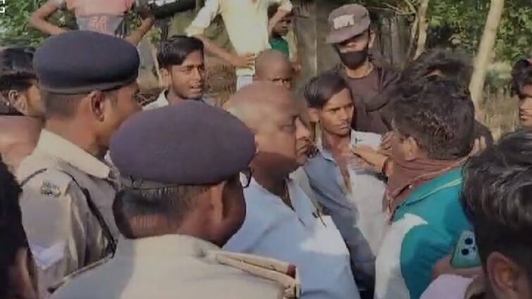 Bihar BJP MLA Pramod Kumar taken Hostage by Villagers in Motihari ANN BJP MLA Hostage: मोतिहारी में अग्निपीड़ितों से मिलने पहुंचे विधायक को ग्रामीणों ने बनाया बंधक, पुलिस ने मशक्कत से छुड़ाया