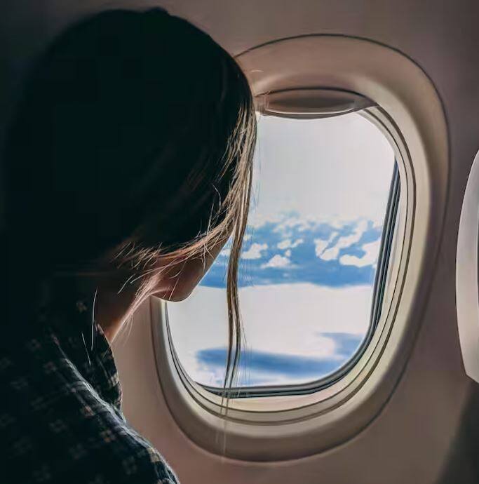 ਇਸ ਤੋਂ ਇਲਾਵਾ ਹਵਾਈ ਸਫਰ ਦੌਰਾਨ ਸਿਗਰਟ, ਤੰਬਾਕੂ, ਗਾਂਜਾ, ਹੈਰੋਇਨ ਅਤੇ ਸ਼ਰਾਬ ਵਰਗੇ ਨਸ਼ੀਲੇ ਪਦਾਰਥ ਲੈ ਕੇ ਜਾਣ ਦੀ ਮਨਾਹੀ ਹੈ। ਅਤੇ ਬਹੁਤ ਸਾਰੀਆਂ ਉਡਾਣਾਂ ਵਿੱਚ, 100 ਮਿਲੀਲੀਟਰ ਤੋਂ ਵੱਧ ਤਰਲ ਨਹੀਂ ਲਿਜਾਇਆ ਜਾ ਸਕਦਾ ਹੈ।