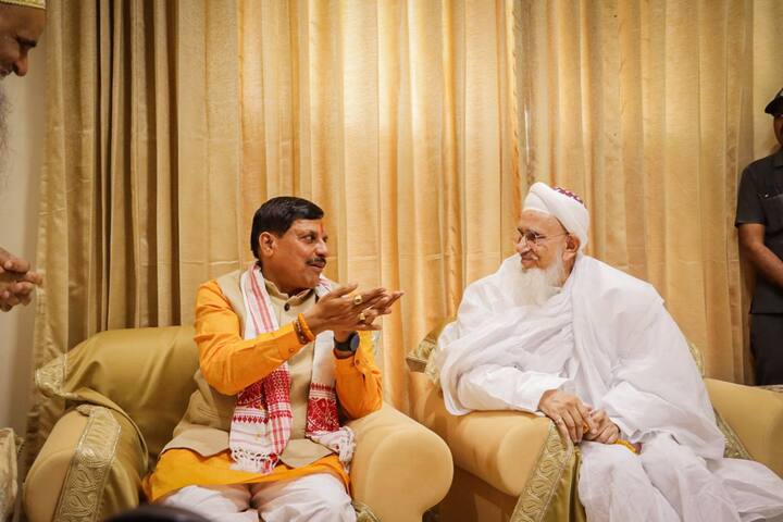 मोहन यादव ने 'एक्स' पर लिखा, ''जावरा में दाऊजी बोहरा समाज के आदरणीय धर्मगुरु सैयदना आलीकदर मुफद्दल सैफुद्दीन जी से मुलाकात कर समाज के कल्याण और प्रगति के विभिन्न मुद्दों पर चर्चा की.''