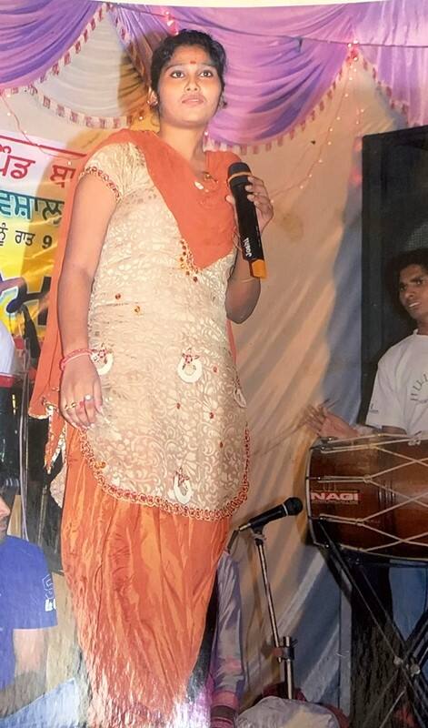 ਦਰਅਸਲ, ਅਫਸਾਨਾ ਨੇ ਆਪਣੇ ਸ਼ੁਰੂਆਤੀ ਦਿਨਾਂ ਦੀ ਝਲਕ ਸ਼ੇਅਰ ਕਰਦਿਆਂ ਲਿਖਿਆ, ਹਰ ਬੜੀ ਕਾਮਜਾਬੀ ਦੇ ਪਿੱਛੇ ਇੱਕ ਵੱਡੇ ਸੰਘਰਸ ਦੀ ਕਹਾਣੀ ਛੁਪੀ ਹੁੰਦੀ ਹੈ ||ਸਫਲਤਾ ਦਾ ਦੀਵਾ ਸਖ਼ਤ ਮੇਹਨਤ ਨਾਲ ਹੀ ਜਗਦਾ ਹੈ, ਕਾਮਯਾਬ ਹੋਣ ਵਾਸਤੇ ਕੱਲੇ ਹੀ ਅੱਗੇ ਵਧਣਾ ਪੈਂਦਾ ਹੈ, ਜਦੋ ਤੁਸੀ ਕਾਮਯਾਬ ਹੋਣ ਲਗਦੇ ਹੋ ਲੋਕੀ ਤੁਹਾਡੀਆਂ ਲੱਤਾ ਖਿੱਚਣ ਵਾਸਤੇ ਤਿਆਰ ਬੈਠੇ ਹੁੰਦੈ ਹਨ, ਜਿਸ ਜਿਸ ਤੇ ਜੱਗ ਹਸਿਆ ਹੈ, ਉਸੀ ਨੇ ਇਤਿਹਾਸ ਰਚਿਆ ਹੈ...