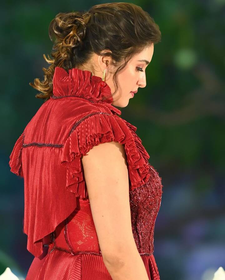 రెడ్ కలర్ ట్రెండీ లుక్ లో ఆహా అనిపిస్తోంది. Photo Credit: Rathika/Instagram