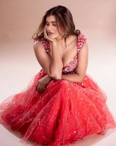 Hebah Patel Latest Photos : అందాలతో కవ్విస్తున్న హెబ్బా పటేల్.. డోస్ కాస్త పెంచినట్టే ఉంది