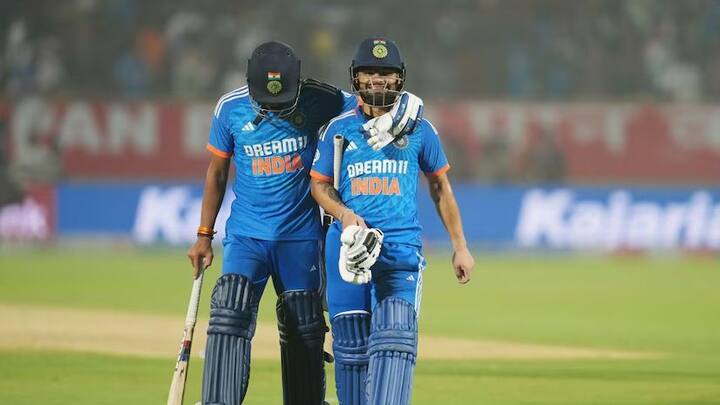 भारतीय संघात दाखल होताच त्याने अनेकवेळा विजय मिळवून दिले. त्यामुळे काही दिवसांवर येऊन ठेपलेल्या आयसीसी टी-20 विश्वचषकाच्या स्पर्धेत त्याला भारतीय संघाकडून संधी मिळेल अशी अनेकांना आशा होती. मात्र, मंगळवारी जाहीर झालेल्या भारताच्या टी-२० विश्वचषक संघात रिंकूला राखीव खेळाडूंमध्ये स्थान मिळाल्याने चाहतेही नाराज झाले आहेत.(Image Credit-IPL)