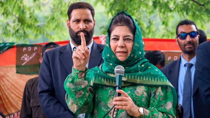 अनंतनाग सीट से पीडीपी प्रमुख महबूबा मुफ्ती चुनाव लड़ रही हैं और तीसरे फेज में 7 मई को यहां चुनाव होना था, लेकिन जम्मू कश्मीर के कई इलाकों में हो रही बर्फबारी की वजह से चुनाव की तारीख बढ़ा दी गई है.