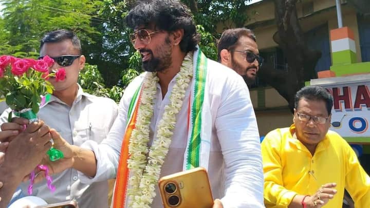 এদিন মেদিনীপুরে জেলাশাসকের দফতরে মনোনয়ন জমা দিতে যাওয়ার আগে রক্তদান করেন দেব। তিনি বললেন, 'এই গরমে ব্লাডব্যাঙ্কের অবস্থা খুব খারাপ। রক্ত ঝরাবেন না। রক্ত দান করুন। রক্ত দান মানে জীবন দান।'