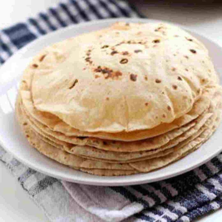 ਮਾਹਿਰਾਂ ਦਾ ਕਹਿਣਾ ਹੈ ਕਿ ਸਾਨੂੰ ਰੋਟੀ ਨਾਲੋਂ ਸਬਜ਼ੀਆਂ ਅਤੇ ਫਲਾਂ 'ਤੇ ਜ਼ਿਆਦਾ ਧਿਆਨ ਦੇਣਾ ਚਾਹੀਦਾ ਹੈ। ਕਿਉਂਕਿ ਇਨ੍ਹਾਂ ਦਾ ਸੇਵਨ ਕਰਨ ਨਾਲ ਸਰੀਰ ਨੂੰ ਪੌਸ਼ਟਿਕ ਤੱਤ ਮਿਲਦੇ ਹਨ ਅਤੇ ਫਾਈਬਰ ਦੀ ਮਾਤਰਾ ਵਧ ਜਾਂਦੀ ਹੈ। ਫਾਈਬਰ ਪੇਟ ਦੀ ਸਿਹਤ ਨੂੰ ਬਰਕਰਾਰ ਰੱਖਦਾ ਹੈ ਅਤੇ ਮੈਟਾਬੋਲਿਜ਼ਮ ਨੂੰ ਵਧਾਉਂਦਾ ਹੈ। ਭਾਰ ਘਟਾਉਣ ਲਈ ਚੰਗੀ ਮੈਟਾਬੋਲਿਕ ਦਰ ਹੋਣੀ ਚਾਹੀਦੀ ਹੈ। ਇਸ ਲਈ ਗਰਮੀਆਂ ਦੇ ਫਲਾਂ ਜਿਵੇਂ ਤਰਬੂਜ ਅਤੇ ਖਰਬੂਜਾ ਰੋਜ਼ਾਨਾ ਖਾਓ।