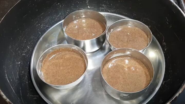 ஒரு பாத்திரத்தில் ஒரு கப் வெல்லம், இரண்டு ஸ்பூன் தண்ணீர் சேர்த்து வெல்லம் உருகும் வரை கரண்டியால் கிளறி விட வேண்டும். உருகியதும், இந்த வெல்ல கரைசலை வடிகட்டி எடுத்துக் கொள்ளவும். இதனுடன் அரை கப் ரீஃபைண்ட் செய்யப்பட்ட எண்ணெய் அரை கப் அதிகம் புளிக்காத தயிர் ஆகியவற்றை சேர்த்து நன்கு beat செய்துக் கொள்ள வேண்டும்.