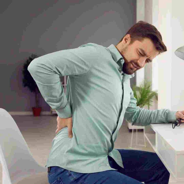 ਜੇਕਰ ਤੁਹਾਨੂੰ ਸਰੀਰ ਦੇ ਕਿਸੇ ਹਿੱਸੇ ਦੀ ਮਾਸਪੇਸ਼ੀਆਂ 'ਚ ਦਰਦ ਜਾਂ ਸੋਜ ਮਹਿਸੂਸ ਹੋ ਰਹੀ ਹੈ ਤਾਂ ਤੁਸੀਂ ਇਸ 'ਤੇ ਕਪੂਰ ਦੇ ਤੇਲ ਨਾਲ ਮਾਲਿਸ਼ ਕਰ ਸਕਦੇ ਹੋ ਤਾਂ ਕਿ ਤੁਰੰਤ ਆਰਾਮ ਮਿਲ ਸਕੇ। ਅਸਲ ਵਿੱਚ, ਇਸ ਵਿੱਚ ਦਰਦ ਤੋਂ ਰਾਹਤ ਦੇਣ ਵਾਲੇ ਗੁਣ ਹਨ ਜੋ ਦਰਦ ਅਤੇ ਕਠੋਰਤਾ ਤੋਂ ਰਾਹਤ ਪ੍ਰਦਾਨ ਕਰਨ ਵਿੱਚ ਮਦਦ ਕਰਦੇ ਹਨ। ਇਸ ਤੋਂ ਇਲਾਵਾ, ਤੁਸੀਂ ਪ੍ਰਭਾਵਿਤ ਥਾਂ 'ਤੇ ਆਈਸ ਪੈਕ ਨਾਲ ਕੰਪਰੈੱਸ ਲਗਾ ਸਕਦੇ ਹੋ।