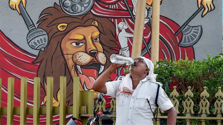 বাঁকুড়া, ঝাড়গ্রাম, বীরভূম, পূর্ব ও পশ্চিম বর্ধমান এবং পশ্চিম মেদিনীপুর, আজও পশ্চিমাঞ্চলের এই ৬ জেলায় তীব্র তাপপ্রবাহের সতর্কতা রয়েছে।