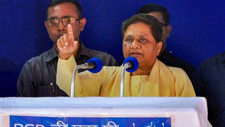 UP Lok Sabha Elections 2024 BSP chief Mayawati addressed in Manipuri and targets BJP Congress samajwadi party UP Lok Sabha Election 2024:‘हिंदुत्व की आड़ में हो रहे जुल्म चरम सीमा पर पहुंच चुके हैं’, सपा के गढ़ में दहाड़ीं मायावती