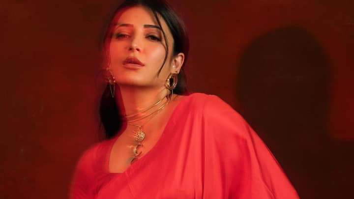 It is clear from Shruti Haasan's red saree that she can pull off any ethnic style.