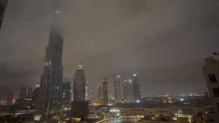 Heavy Rains Thunderstorms Return To UAE Several Flights Cancelled UAE Rains: యూఏఈలో మరోసారి భారీ వర్షాలు, నీట మునిగిన దుబాయ్ అబుదాబి - ఫ్లైట్‌లు రద్దు