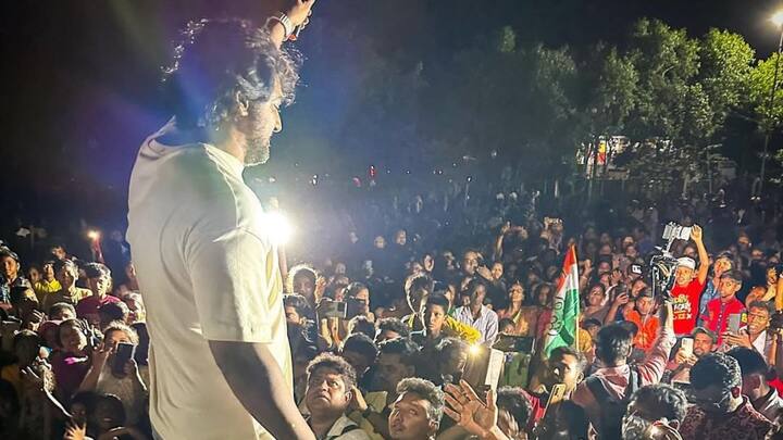 ঘাটাল মাস্টারপ্ল্যানের কাজ শুরু হবে এমন আশ্বাস পেয়েই তিনি রাজনীতিতে থেকে গিয়েছেন বলে জানিয়েছিলেন। দেবের হয়ে প্রচারে গিয়ে অভিষেক বন্দ্যোপাধ্যায়ও ঘাটাল মাস্টারপ্ল্যান নিয়ে আশ্বাস দিয়েছেন।