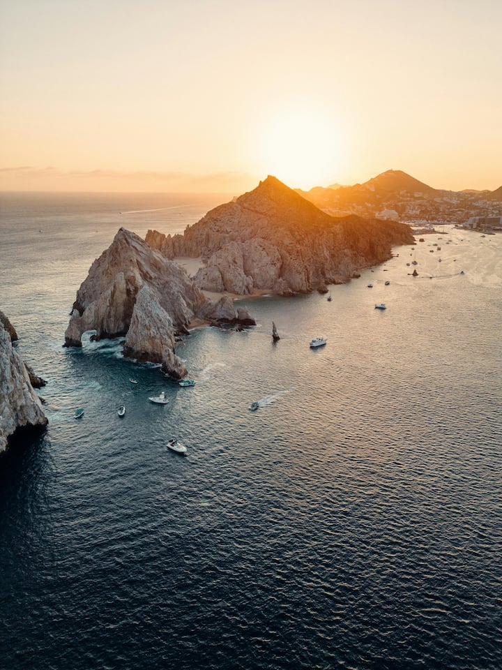 इस देश की सीमा पर अमेरिका, कनाडा, जापान, ऑस्ट्रेलिया और चीन जैसे लगभग 55 देश मौजूद हैं. बता दें कि दुनिया का सबसे बड़ा ऑक्टोपस भी इसी समुद्रों में पाया जाता है.