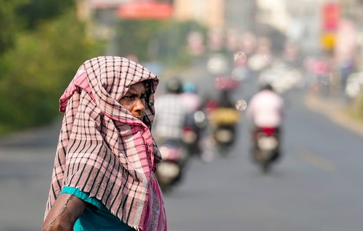 मौसम विभाग का अनुमान है कि मई के पहले और दूसरे हफ्ते में तापमान 42 डिग्री के पार जा सकता है. वहीं तीसरे हफ्ते में भीषण गर्मी की वजह से कई जिलों में पारा 47 डिग्री के पार पहुंच जाएगा.