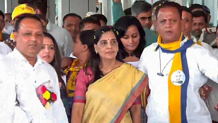 Arvind Kejriwal wife Sunita Kejriwal in Gujarat for Lok Sabha Election 2024 दिल्ली से बाहर पहली बार कैंपेन के लिए पहुंचीं सुनीता केजरीवाल, क्या कुछ बोलीं?
