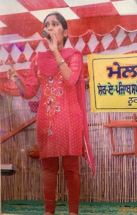 ਇੱਕ ਯੂਜ਼ਰ ਨੇ ਕਮੈਂਟ ਕਰ ਲਿਖਿਆ, ਮੈਡਮ ਮੈਂ ਤੁਹਾਨੂੰ ਉੱਦੋਂ ਤੋਂ ਦੇਖਦੀ ਆ ਰਹੀ ਆ, ਜਦੋਂ ਤੁਸੀ ਰਾਈਜਿੰਗ ਸਟਾਰ ਵਿੱਚ ਆਏ ਸੀ। ਬਹੁਤ ਵੱਡੀ ਉਪਲੱਬਧੀ ਆ ਇਹ ਇੱਕ, ਛੋਟੇ ਜਿਹੇ ਪਿੰਡ ਤੋਂ ਇੰਨੀ ਦੂਰ ਤੱਕ ਪਹੁੰਚੇ ਹੋ...ਆਈ ਲਵ ਯੂ ਮੈਮ...