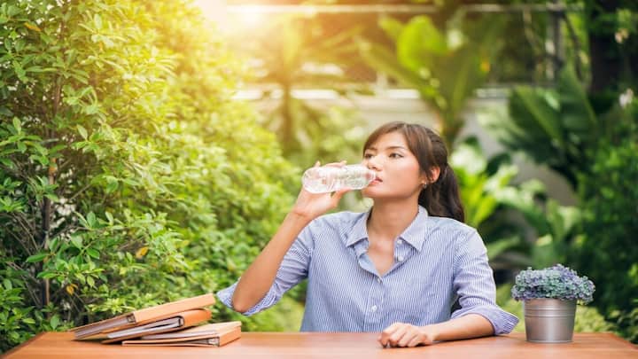 Health lifestyle marathi news Is drinking water right after waking up in the morning really beneficial for health Health : सकाळी उठल्या उठल्या तुम्हीही पाणी पिता? आरोग्यासाठी खरंच फायदेशीर आहे का? तज्ज्ञ काय सांगतात...