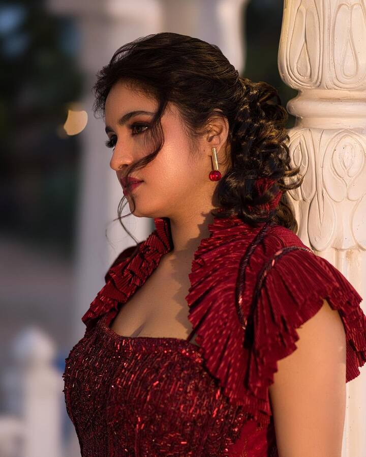 వాలు చూపులు, అందాల ఆరబోతతో అలరిస్తోంది. Photo Credit: Rathika/Instagram