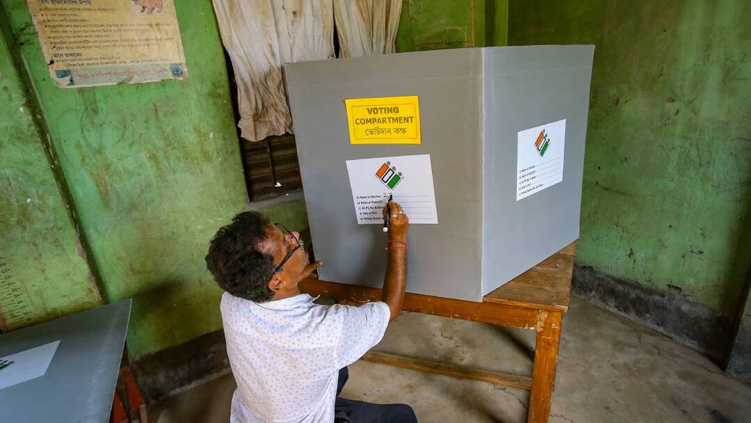 Lok Sabha Election 2024: तीसरे चरण में 38 उम्मीदवारों पर महिलाओं के खिलाफ केस, जानें रेप के दोषी कितने Lok Sabha Elections total candidates convicted for rape in third phase Lok Sabha Election 2024: तीसरे चरण में 38 उम्मीदवारों पर महिलाओं के खिलाफ केस, जानें रेप के दोषी कितने