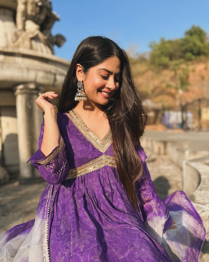 आगे कृष्णा मुखर्जी ने बताया कि- उन्होंने मुझे दो बार बंद किया, एक बार शहजादा धामी ने मेरे लिए दरवाजा खोला. दूसरी बार जब अस्मा ने मुझे बचाया, वे मेरे दरवाजे को इतनी जोर से पीट रहे थे कि मैंने पुलिस बुला ली. जिस लड़की ने मुझे कपड़े बदलने में मदद की वह मुझे वॉशरूम में ले गई.