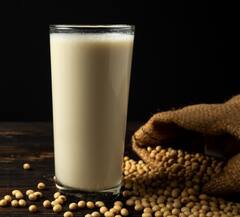 Health News: ਕੈਲਸ਼ੀਅਮ ਨਾਲ ਭਰਪੂਰ ਸੋਇਆ ਮਿਲਕ ਨਾ ਸਿਰਫ ਤੁਹਾਡੀਆਂ ਹੱਡੀਆਂ ਨੂੰ ਮਜ਼ਬੂਤ ਰੱਖਦਾ ਸਗੋਂ ਕਈ ਬਿਮਾਰੀਆਂ ਤੋਂ ਦਿਵਾਉਂਦਾ ਰਾਹਤ, ਜਾਣੋ ਫਾਇਦੇ