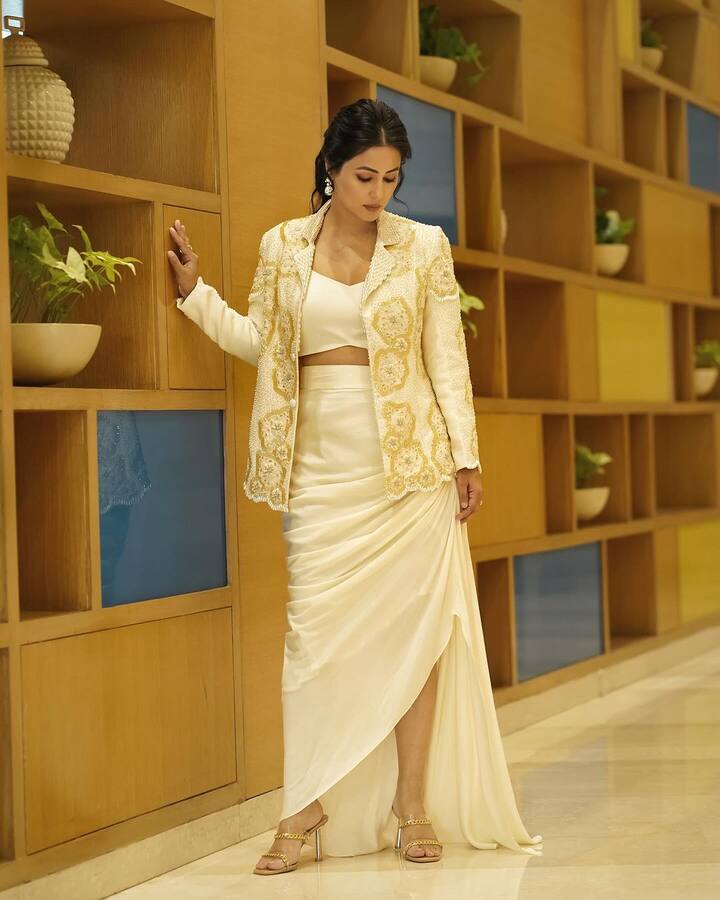 Hina accessorised her ensemble with a pair of pearl earrings.