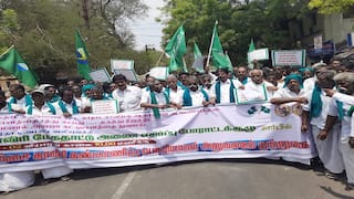 மேகதாது அணை கட்டுவதை தடுத்து நிறுத்த வலியுறுத்தி விவசாயிகள் தஞ்சையில் நூதனப் போராட்டம்
