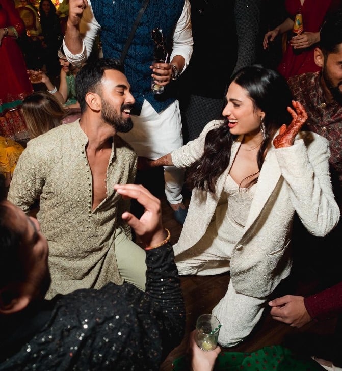 अथिया के क्रिकेटर पति को लग्जरी गाड़ियों का भी शौक हैं. उनके कलेक्शन में लेम्बोर्गिनी ह्यूराकन स्पाइडर, ऑडी R8, बीएमडब्ल्यू 5 सीरीज, रेंज रोवर वेलार और मर्सिडीज सी 43 शामिल हैं.