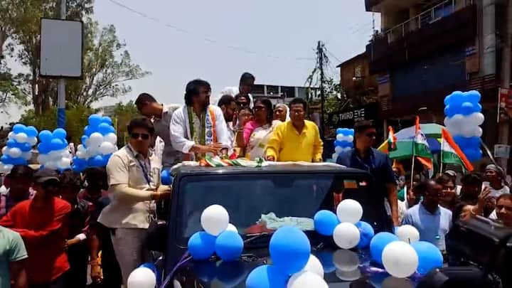 এদিনও মনোনয়ন দেওয়ার আগে পরিবেশ-বার্তাও দিলেন তিনি। যত ভোটে পাবেন গোটা ঘাটালে ততগুলি গাছ লাগাবেন বলেও বার্তা দিলেন।