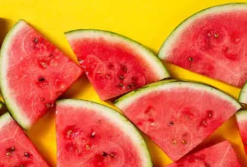 Watermelon Side Effects eating too much in summer causes problems Watermelon Side Effects: ગરમીમાં વધુ ખાવ છો તરબૂચ તો થઇ જાવ સાવધાન!, આ સમસ્યા હોય તો ખાવાનું કરી દેજો બંધ