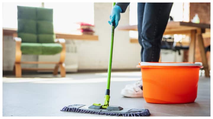 ये आसान तरीके आपके घर को साफ और ताजगी से भर देंगे. इन्हें आजमाकर देखें, और देखें कैसे आपका घर दिनभर फ्रेश महसूस कराता है.