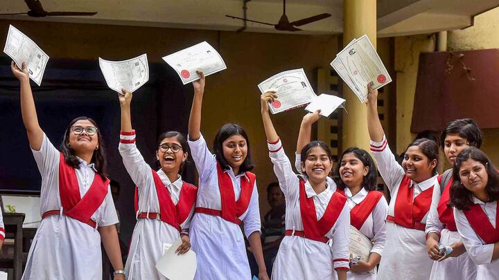 ভোট-পর্বের মধ্যেই প্রকাশিত হল মাধ্যমিকের ফল। এ বছর পরীক্ষার্থীর সংখ্যা ছিল ৯ লক্ষেরও বেশি।