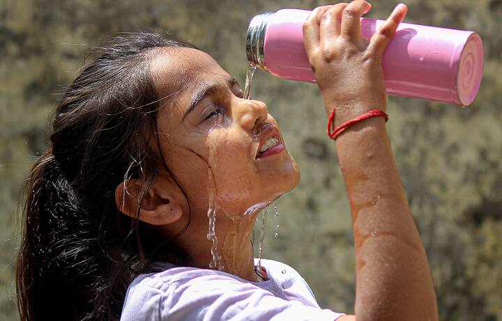 IMD के मुताबिक मई महीने में भी वेस्टर्न डिस्टरबेंस एक्टिव होंगे, जिस वजह से चौथे हफ्ते में ओले-बारिश का दौर भी बन सकता है. हालांकि इसका असर कुछ ही जिलों में देखने को मिलेगा.
