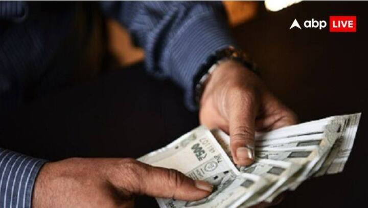 आजही मुदत ठेव म्हणजेच एफडी हा सुरक्षित गुंतवणुकीचा पर्याय मनला जातो. कोणताही धोका न पत्करता एका निश्चित काळानंतर चांगला परतावा मिळावा म्हणून लोक वेगवेगळ्या बँकांत एफडीच्या रुपात गुंतवणूक करतात. दरम्यान, आपल्या देशात वेगवेगळ्या बँका एफडीवर वेगवेगळं व्याज देतात. याच पार्श्वभूमीवर एफडीवर चांगले व्याज देणाऱ्या तीन बँकांबद्दल जाणून घेऊ या...