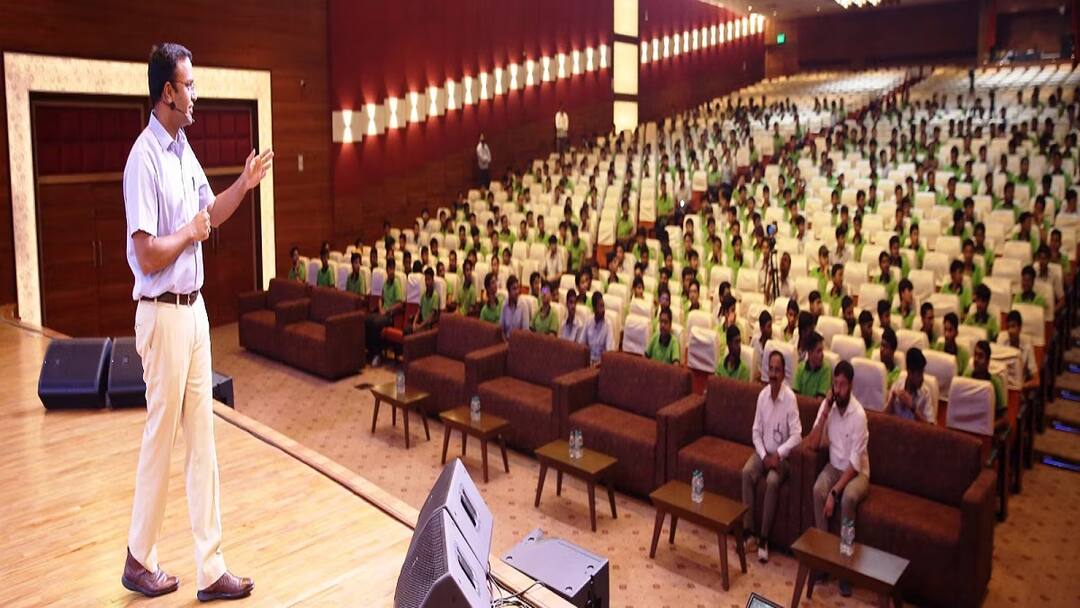 'न तो मैं इंस्टा पर हूं, न ट्विटर पर...', कोटा कलेक्टर ने NEET छात्रों को दिए कामयाबी के जरूरी टिप्स Kota District Collector Ravindra Goswami mate NEET Students and Gave success tips ANN 'न तो मैं इंस्टा पर हूं, न ट्विटर पर...', कोटा कलेक्टर ने NEET छात्रों को दिए कामयाबी के जरूरी टिप्स