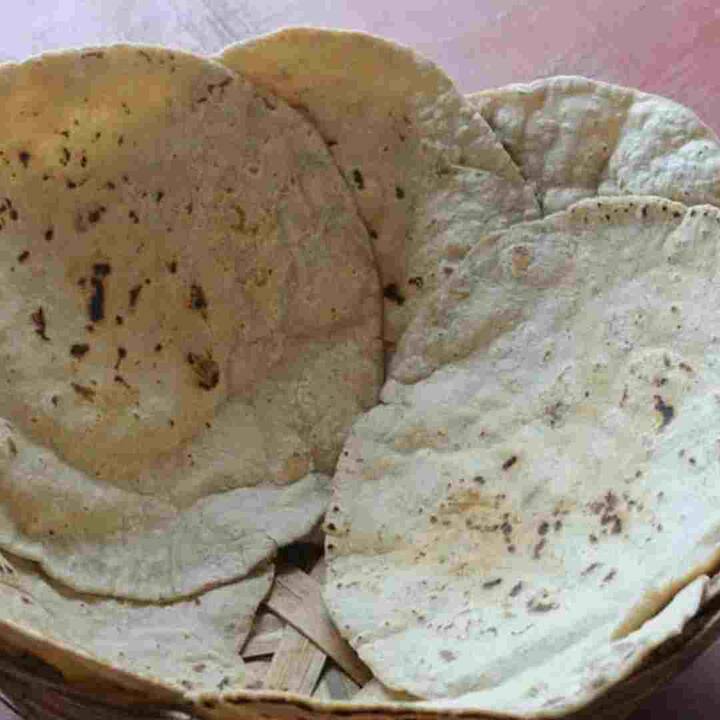 ਗਰਮੀਆਂ ਵਿੱਚ ਭਾਰੀ ਭੋਜਨ ਲੈਣਾ ਚੰਗਾ ਨਹੀਂ ਮੰਨਿਆ ਜਾਂਦਾ ਹੈ।ਇਸ ਲਈ ਭਾਰ ਘਟਾਉਣ ਵਾਲੇ ਜਾਂ ਆਮ ਲੋਕਾਂ ਵਿਚ ਇਹ ਭੰਬਲਭੂਸਾ ਹੁੰਦਾ ਹੈ ਕਿ ਗਰਮੀਆਂ ਵਿਚ ਸਾਨੂੰ ਕਿਹੜੀ ਆਟੇ ਦੀ ਰੋਟੀ ਖਾਣੀ ਚਾਹੀਦੀ ਹੈ। ਨਾਲ ਹੀ ਇਸ ਨੂੰ ਖਾਂਦੇ ਸਮੇਂ ਕਿਹੜੀਆਂ ਗੱਲਾਂ ਦਾ ਧਿਆਨ ਰੱਖਣਾ ਚਾਹੀਦਾ ਹੈ?ਇੱਥੇ ਅਸੀਂ ਤੁਹਾਨੂੰ ਮਾਹਿਰਾਂ ਦੇ ਜ਼ਰੀਏ ਦੱਸਣ ਜਾ ਰਹੇ ਹਾਂ ਕਿ ਗਰਮੀਆਂ ਵਿੱਚ ਕਿਹੜੀ ਆਟੇ ਦੀ ਰੋਟੀ ਖਾਣੀ ਚਾਹੀਦੀ ਹੈ। ਨਾਲ ਹੀ ਇਸ ਨੂੰ ਖਾਂਦੇ ਸਮੇਂ ਕਿਹੜੀਆਂ ਗੱਲਾਂ ਦਾ ਧਿਆਨ ਰੱਖਣਾ ਚਾਹੀਦਾ ਹੈ? ਸਿੱਖੋ।