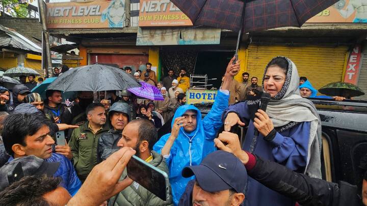 इसी खराब मौसम को देखते हुए आयोग ने अनंतनाग-राजौरी सीट पर चुनाव की तारीख 7 से बढ़ाकर 25 मई कर दी है. महबूबा मुफ्ती की पार्टी पीडीपी का आरोप है कि चुनाव नतीजे प्रभावित करने के लिए तारीख बदली गई है.