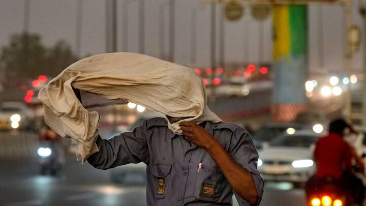 তবে এরই মধ্যে রয়েছে স্বস্তির খবরও। শনিবার থেকে উপকূলবর্তী জেলায় বৃষ্টি শুরু হবে।