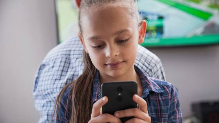 इसी तरह बच्चों को भी मोबाइल फोन एक उम्र के बाद ही देने चाहिए. जब उन्हें सही और गलत की समझ हो जाए. उनके लिए फोन पर क्या देखना बेहतर है और क्या नहीं देखना चाहिए.