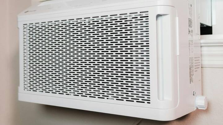 स्प्लिट एसी के मुकाबले विंडो एसी मार्केट में सस्ती दर पर मिल जाती है. इसलिए बहुत से लोग विंडो एसी को लगवाना पसंद करते हैं.