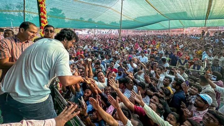 নীল-সাদা বেলুনে সাজানো গাড়িতে চেপে রোড-শো করে মনোনয়ন জমা দিতে যান ঘাটালের তৃণমূলের তারকা প্রার্থী দেব।