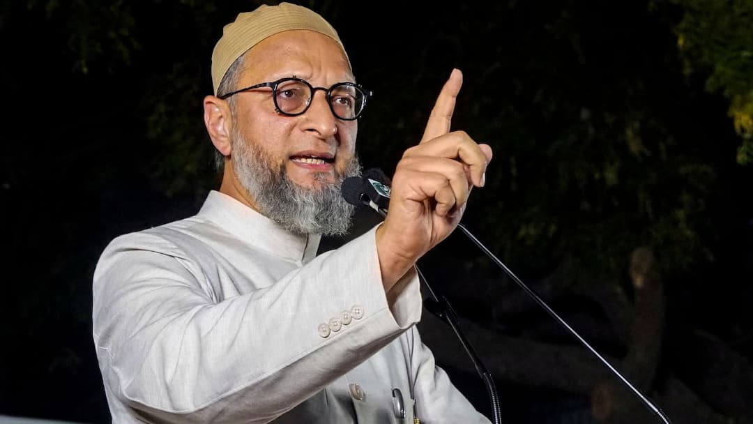 Lok Sabha Elections 2024 aimim chief asaduddin owaisi said PM Modi and RSS to build walls of hatred in name of temples and mosques Lok Sabha Elections: 'मंदिर-मस्जिदों के नाम पर खड़ी कर रहे नफरतों की दीवार', पीएम मोदी-RSS पर भड़के ओवैसी