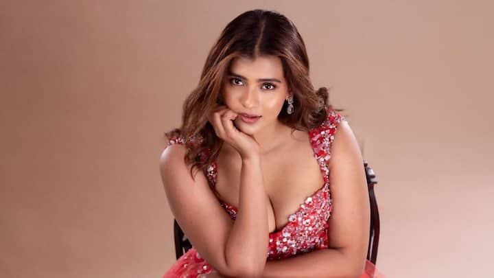 Hebah Patel : హీరోయిన్ హెబ్బా పటేల్ లేటెస్ట్ ఫోటోషూట్​లో పాల్గొంది. దానికి సంబంధించిన ఫోటోలను ఇన్​స్టాగ్రామ్​లో షేర్ చేసింది. ఈ ఫోటోల్లో హెబ్బా చాలా హాట్​గా కనిపించింది.