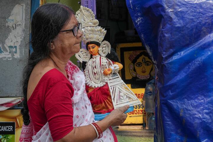 বৃষ রাশির জাতক জাতিকারা সর্বদা মা লক্ষ্মীর আশীর্বাদ পান। এই রাশির অধিপতি শুক্র গ্রহ যাকে সম্পদ ও সম্পত্তির কারক বলে মনে করা হয়। এই রাশির জাতক জাতিকাদের উপর দেবী লক্ষ্মীর অপার আশীর্বাদ বর্ষিত হয়।