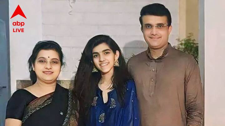 তাঁর ছোটবেলা কেটেছে বীরেন রায় রোডের বিশাল লাল বাড়িটায়। বাবাকে চেনে গোটা বিশ্ব, মা নামকরা নৃত্যশিল্পী। তবে সেই তারকাদ্যুতি থেকে ছোট্ট মেয়েটি গা ভাসায়নি কোনোদিনই। চেষ্টা করেছে নিজের পরিচিতি তৈরি করার। যাঁকে গোটা বিশ্ব এক ডাকে চিনে নিত সৌরভ গঙ্গোপাধ্যায়ের (Sourav Ganguly)- ও ডোনা গঙ্গোপাধ্যায়ের (Dona Ganguly) কন্যা বলে, তিনি বোধহয় চেয়েছিলেন, তাঁকে মানুষ প্রথমে চিনুক সানা গঙ্গোপাধ্যায় (Sana Ganguly) বলে।