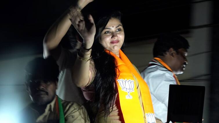 Heroine Namitha participates in election campaign in Dharmavaram constituency to support Sathya kumar Namitha in Dharmavaram: ధర్మవరంలో హీరోయిన్ నమిత ఎన్నికల ప్రచారం, చూసేందుకు ఎగబడ్డ జనం