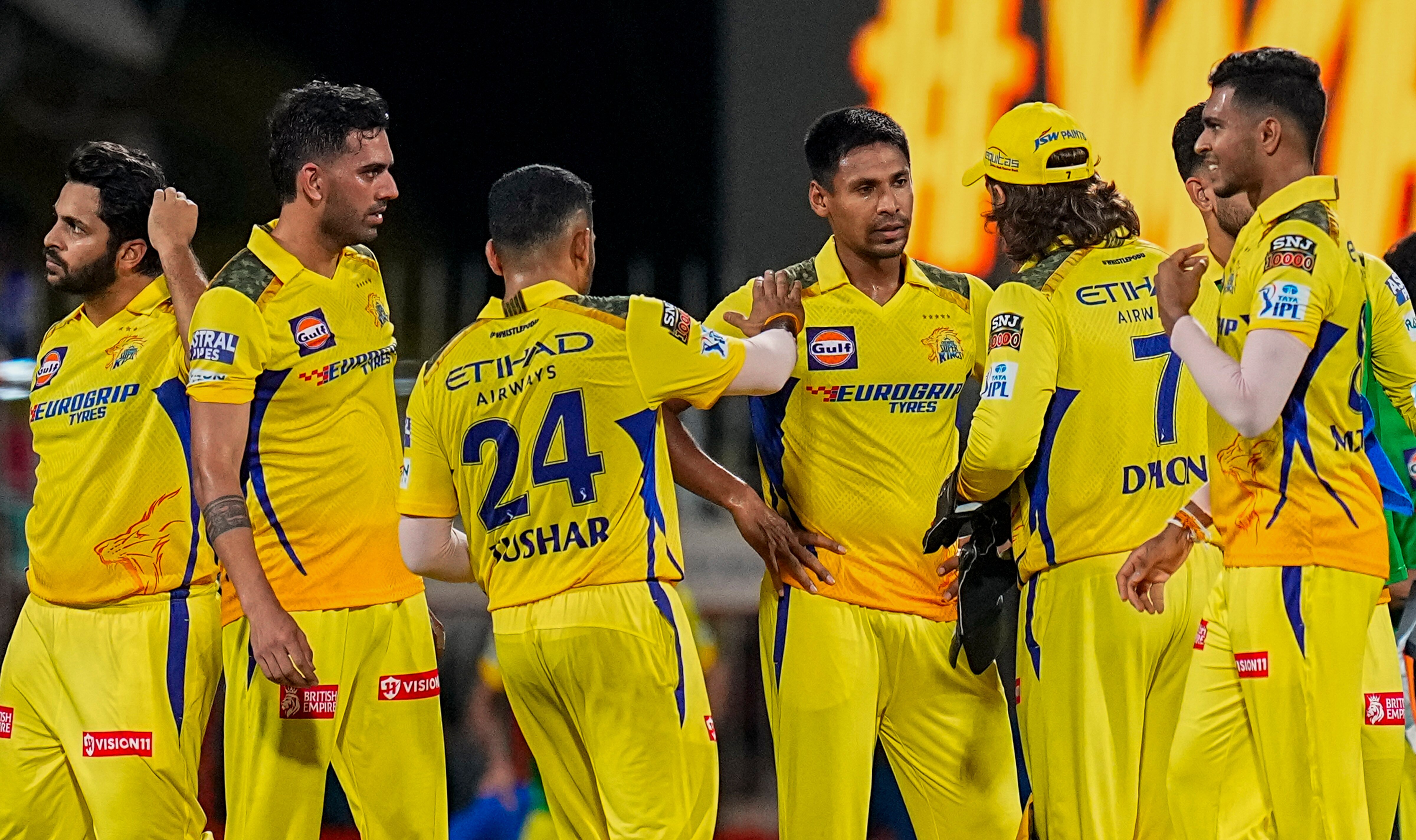 CSK Playoffs: பவுலர்கள் இல்லாமல் தத்தளிக்கும் சென்னை; அடுத்து வரும் போட்டிகளில் வெற்றியை எட்டுமா?