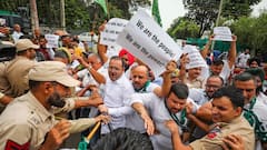 Lok Sabha Elections: अनंतनाग-राजौरी सीट का चुनाव टालने पर विवाद, इलेक्शन कमीशन के खिलाफ पीडीपी का प्रदर्शन