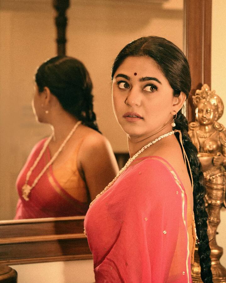 नुकतेच मृण्मयीने अबोली रंगाच्या साडीत फोटोशूट केले आहे.